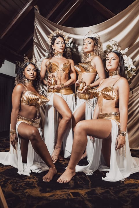 Les danseuses de la Yuka Dance Academy, flacons en main