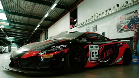 La GT de course devant les trophées