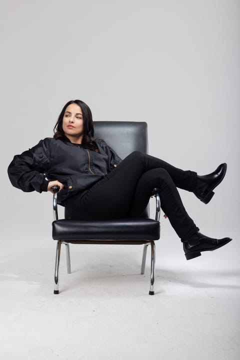 Le noir, sur le fauteuil