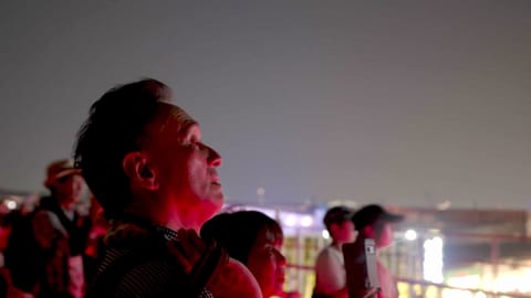 Un visiteur, dans la lumière de la façade