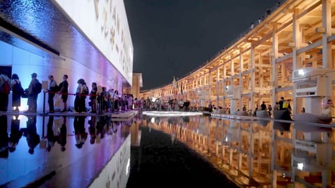 La file du soir, reflétée dans le bassin