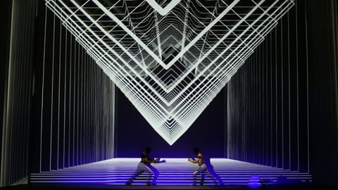 Le duo, dans les lignes de lumière